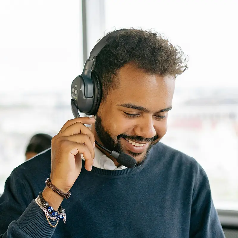 Homme au téléphone qui conseil un client
